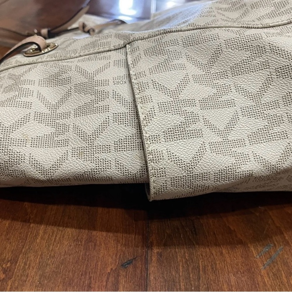 Perfect Condition Michael Kors handbag - Picture 6 of 12